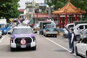 桃園市長候選人鄭運鵬前往大溪區大溪市場進行掃街拜票，並展開車隊掃街活動。