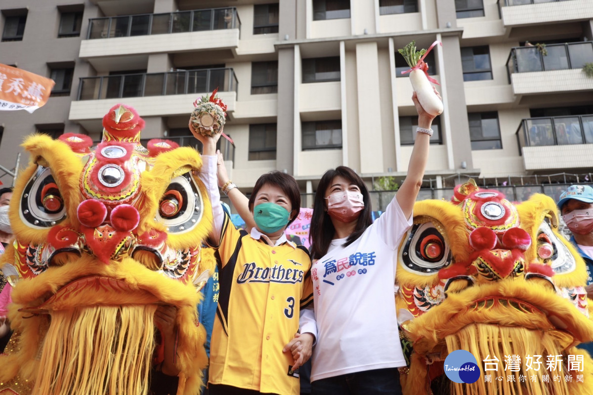 台中市長盧秀燕穿上中信兄弟的球衣跑行程。