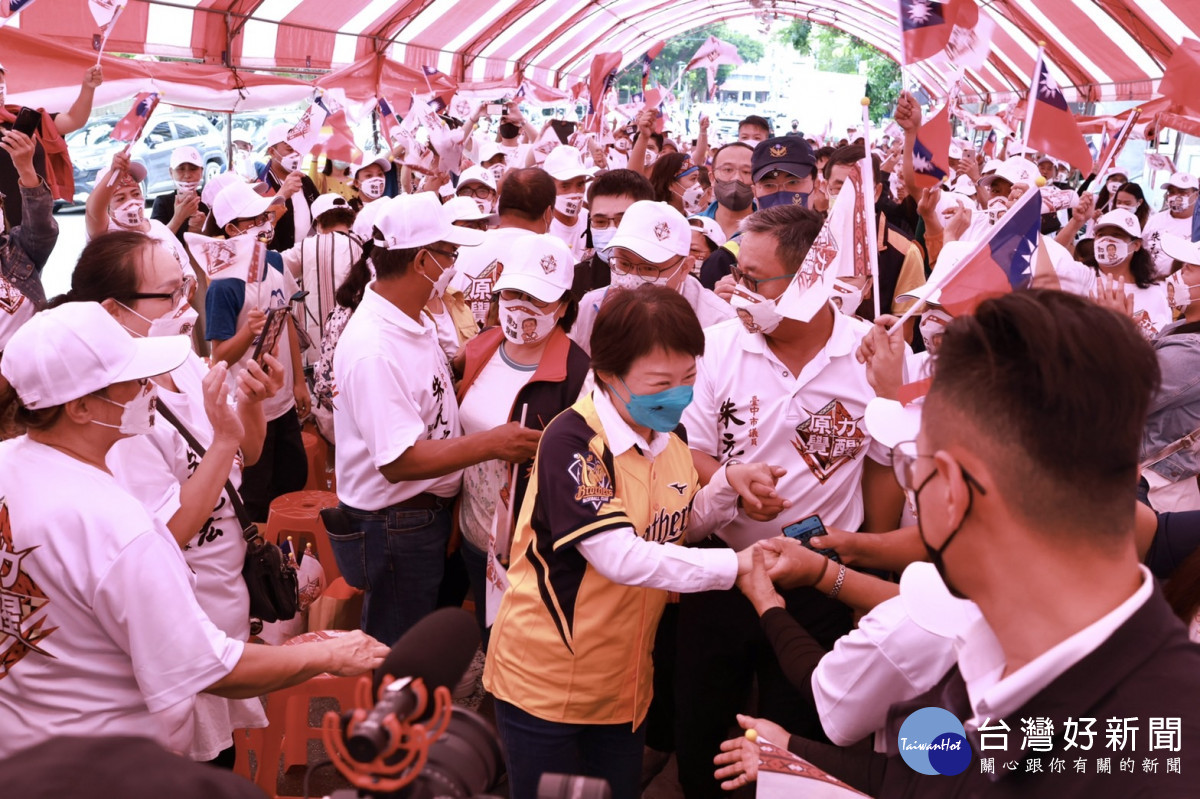 台中市長盧秀燕趕赴西區為原住民議員朱元宏站台，受到熱情的原住民朋友夾道歡迎。