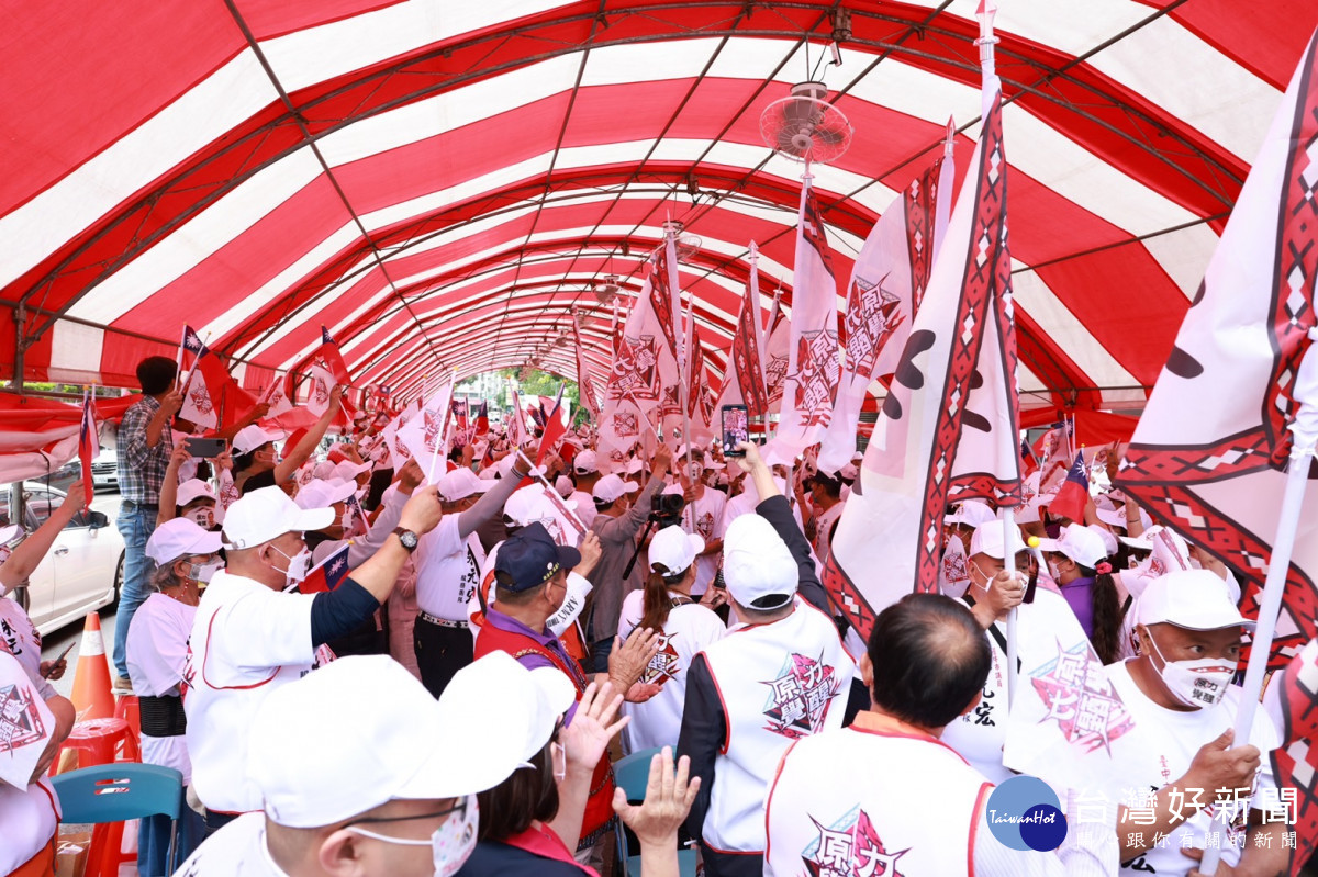 台中市長盧秀燕趕赴西區為原住民議員朱元宏站台，受到熱情的原住民朋友夾道歡迎。