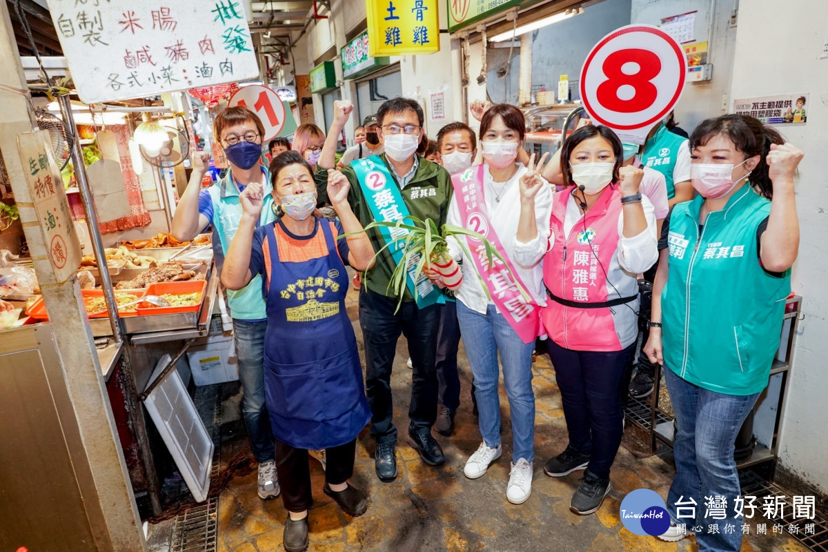 民進黨眾公職陪同黃玉廷到建國市場拜票