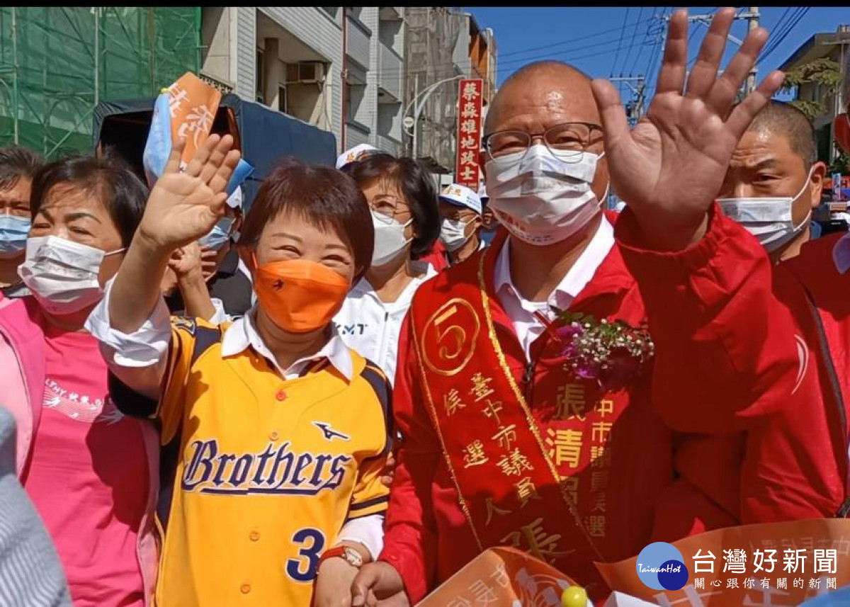 台中市長盧秀燕穿著兄弟象棒球裝大進場。