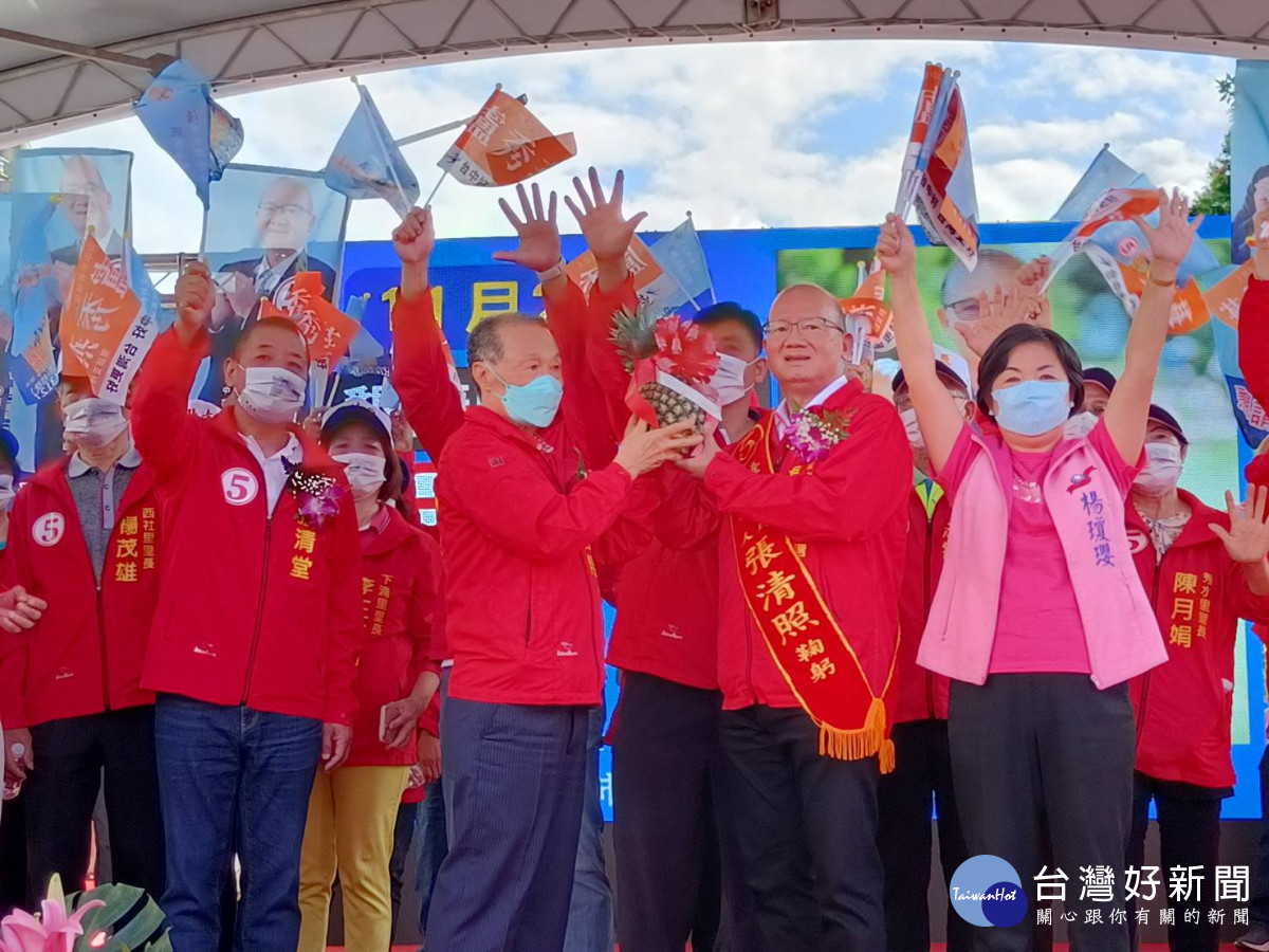 清水紫雲巖主委吳勝隆致贈台中市議長張清照鳳梨。