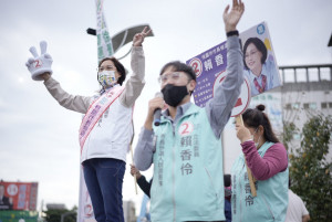 台灣民眾黨桃園市長候選人賴香伶在中壢區環北路、中華路口向通勤族進行街頭拜票。