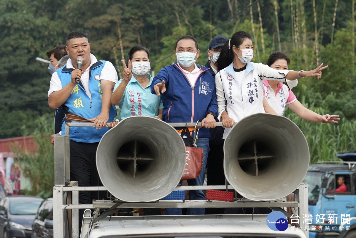 一行人在竹山鎮掃街拜票懇請支持。（許淑華競總提供）