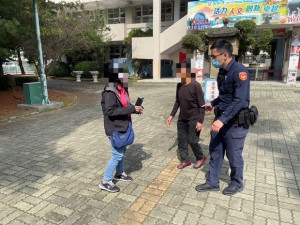 警方透過定位手鍊迅速尋獲迷途失智婆婆／警方提供