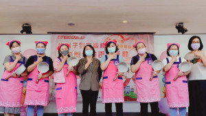 ▲社會局局長謝琍琍(中)頒贈禮品感謝開辦迄今持續在平台貢獻的資深服務員。（圖／記者 許高祥 翻攝）