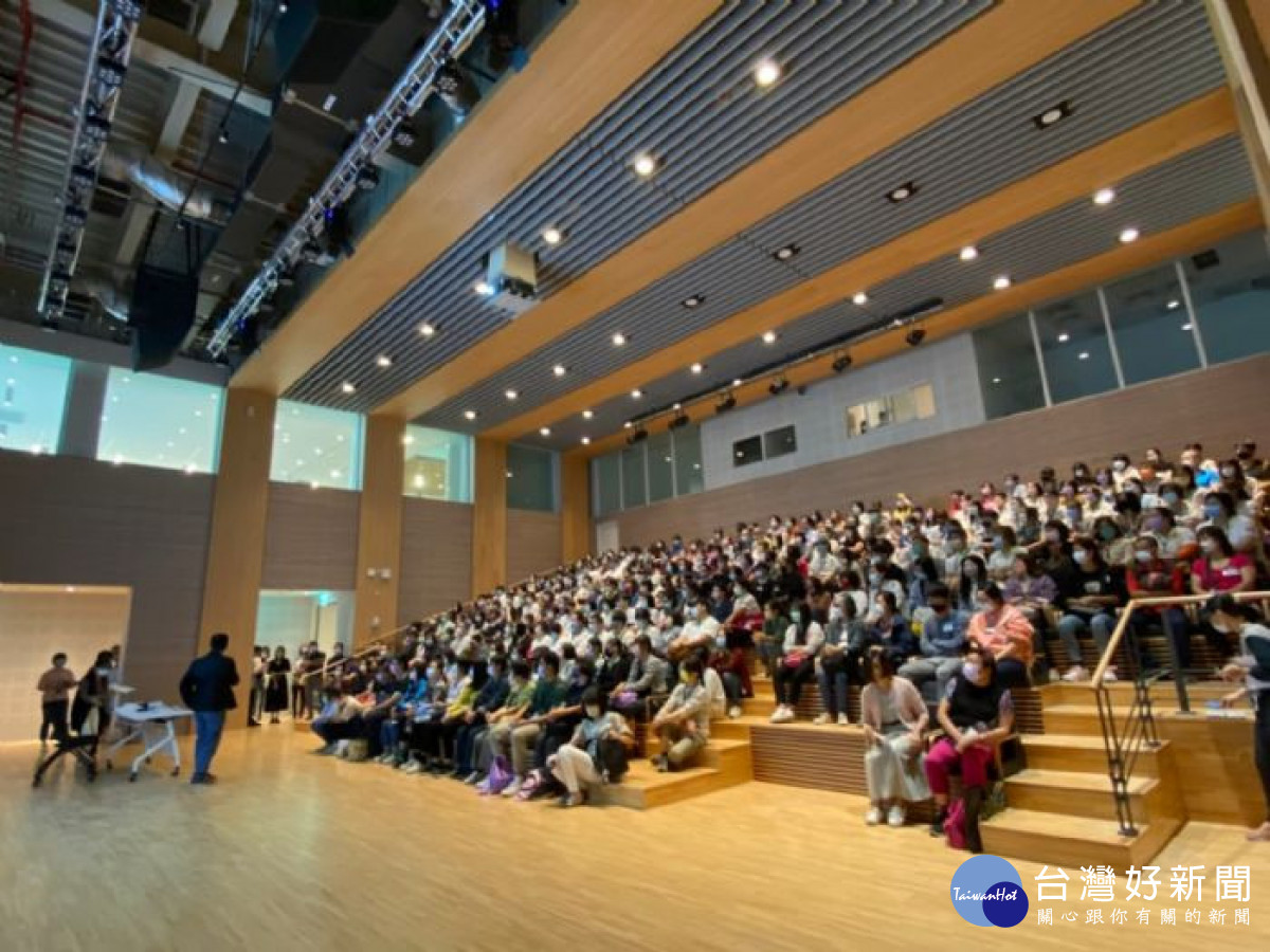 桃園市立圖書館自10月中旬陸續安排五梯次勘察與測試，邀請專家代表共同檢視新總館內部環境及營運規劃安排。