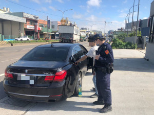 車輛沒油拋錨停路中，大園巡警即時協助解圍。