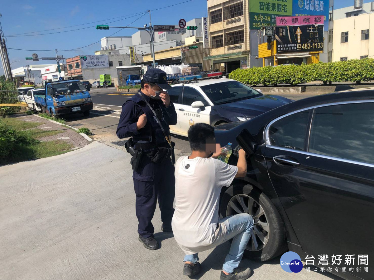 車輛沒油拋錨停路中，大園巡警即時協助解圍。