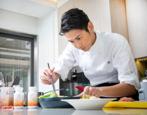 型男大主廚陳德烈用保健品創意入菜。