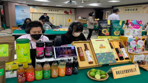 ▲透過線上線下採洽會與國外買主視訊洽談。（圖／記者 許高祥 翻攝）