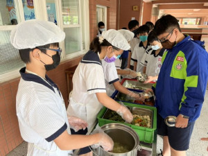 桃園市政府啟動公立國中小學啟動「班班吃石斑」專案，讓同學在營養午餐中可以品嚐到美味的石斑魚。