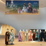 唐美雲歌仔戲團《冥遊記-帝王之宴》在記者會展示這次演出的精緻戲服。（圖/台中國家歌劇院）