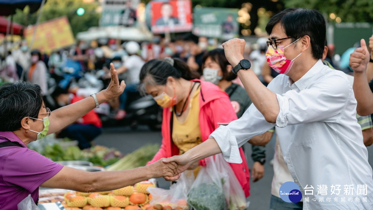 ▲陳其邁又到鳳西黃昏市場拜票，持續發揮超級母雞威力。（圖／記者 許高祥 翻攝）