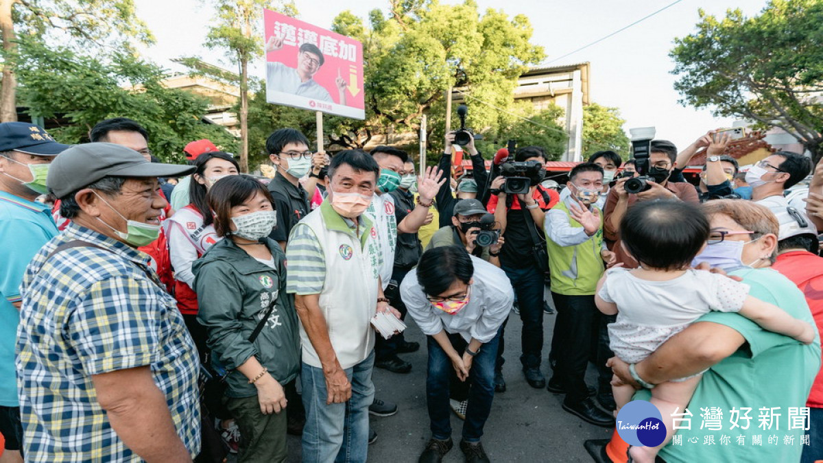 ▲陳其邁領議員候選人鳳山拜票。（圖／記者 許高祥 翻攝）