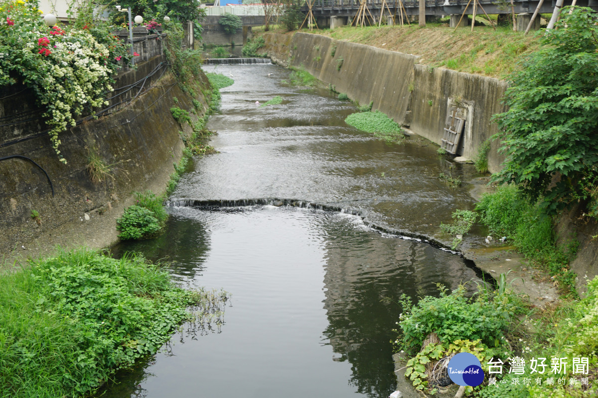 柳川排水渠底損壞掏空，危及鄰近大樓住戶安全。