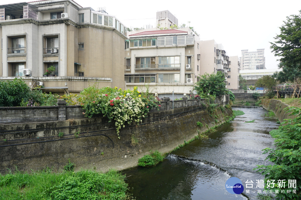 柳川排水鄰近270戶的「松竹麗堡」及「全旺盛世」大樓社區。