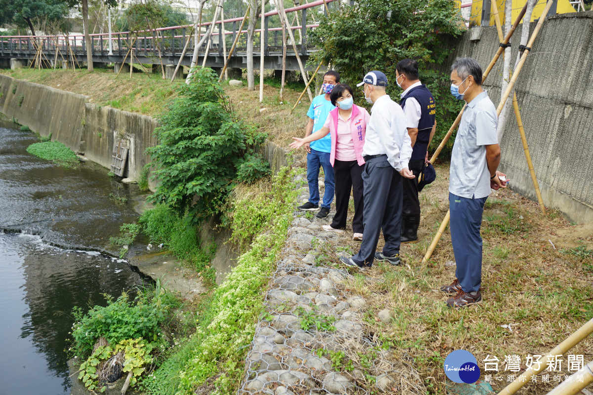 立法委員楊瓊瓔及市議員賴朝國會勘柳川排水護岸及渠底劣化破損情形。