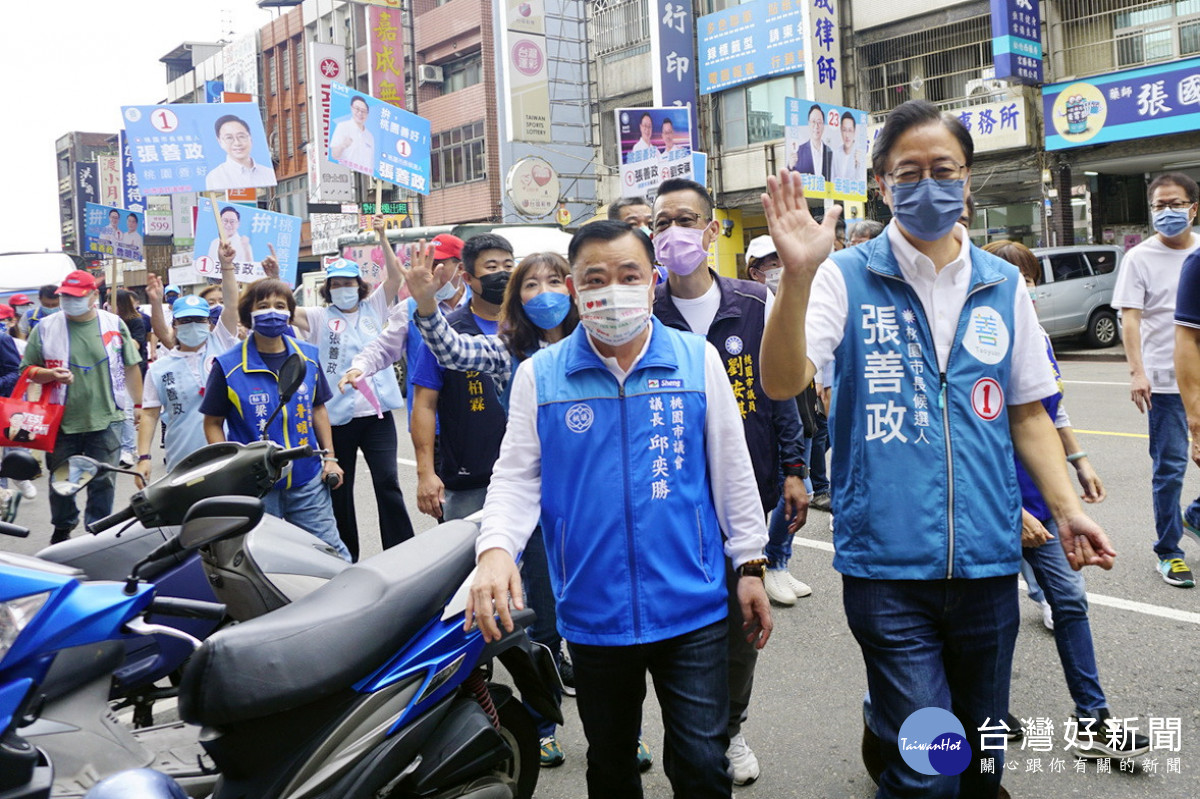 國黨桃園市長候選人張善政在前台北市長郝龍斌、立委魯明哲、桃園市議長邱奕勝等大咖陪同中進行掃街拜票。