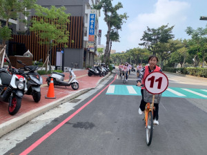 台中市第4選區（豐原、后里）市議員候選人蔡怡萱騎Ubike在豐原市區繞出「11」字型軌跡。