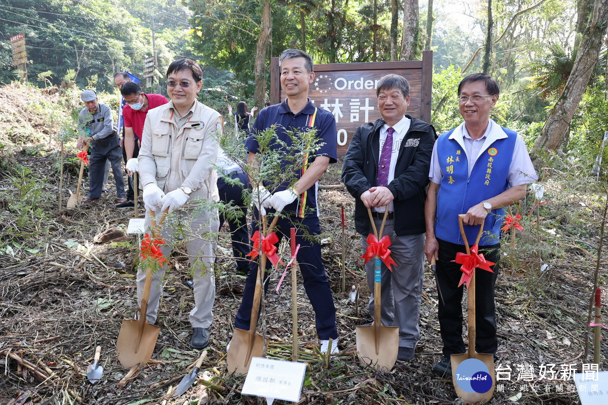 林縣長陳董事長等親自植下肖楠共同營造友善森林環境。（縣府提供）