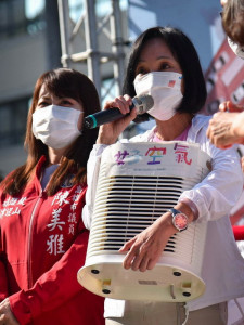 ▲南部反空汙聯盟特別贈送柯志恩一台空氣清淨機，期許柯志恩未來常住高雄。