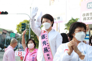 台中市長盧秀燕站上潭子路口向來往辛勞上班打拚的鄉親以及上學的學生族親切問候。