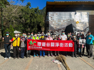 參山國家風景區管理處動員谷關當地機關團體80人淨街。