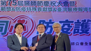 ▲副總統賴清德親臨現場頒獎給高醫副院長黃尚志。（圖／記者 許高祥 翻攝）