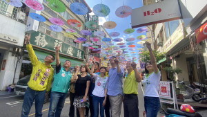 基隆五星市長林右昌南下台中站台市議員候選人廖芝晏，並在廟東商圈的紙傘街合影。