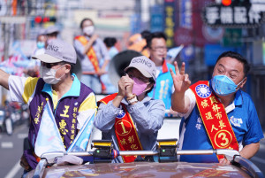 彰化縣長王惠美競選車隊，今天前往南彰化掃街拜票拼連任。圖／王惠美競選總部提供