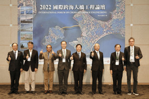 「2022國際跨海大橋工程論壇」國內外貴賓合影，左起：中華顧問周永暉董事長、交通部曾大仁前次長、美國 Dr. Bijan、土木水利學會宋裕祺理事長、交通部祁文中次長、日本 Dr. Hashiba、北科大楊士萱副校長、亞新莫仁維董事長。（圖／財團法人中華顧問工程司）