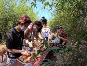 獅潭鄉新店社區發展協會以推廣有機耕作、里山生態食農教育，將社區打造為精緻生態人文旅遊景點。