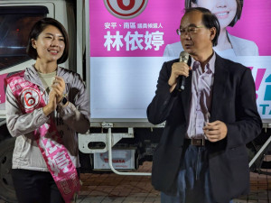 民進黨台南市南、安平區市議員候選人林依婷今天在南區萬年殿廟口開講，名嘴王瑞德還特地南下助講。(莊牧之攝)