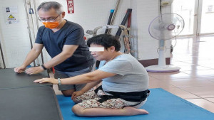 ▲職能師進行跌倒後坐起並上床之訓練。（圖／記者 許高祥 翻攝）