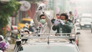 ▲陳其邁持續車掃拜票尋求支持。（圖／記者 許高祥 翻攝）