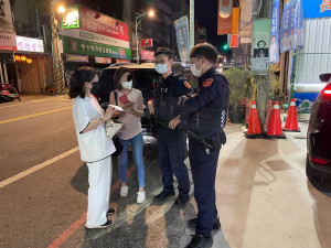 馬籍遊客回飯店叫不到車，大園警協助解圍。