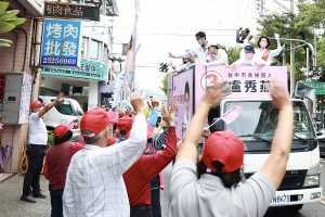 盧秀燕車隊掃街山線地區，受到支持者熱烈歡迎。