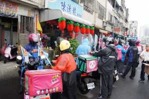 熊貓外送員力挺陳清龍競選連任，加入車隊掃街宣傳造勢。