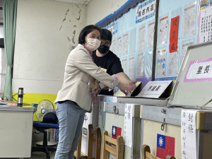 台灣民眾黨桃園市長候選人賴香伶到楊梅區上田國小投票。
