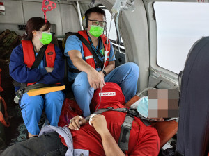 劉凱昀與林鴻宇兩位專科護理師配合空勤總隊出勤，搭直升機至烏坵接傷者回童醫院。