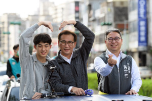 民進黨桃園市長候選人鄭運鵬帶著兒子由立委黃世杰等人陪同從南區競選總部出發進行車隊謝票。