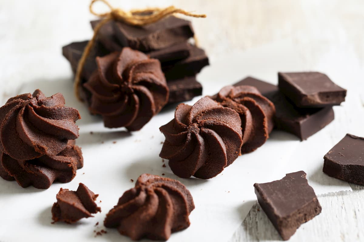 濃黑巧克力曲奇，酥脆口感帶有濃郁巧克力香氣，甜而不膩。