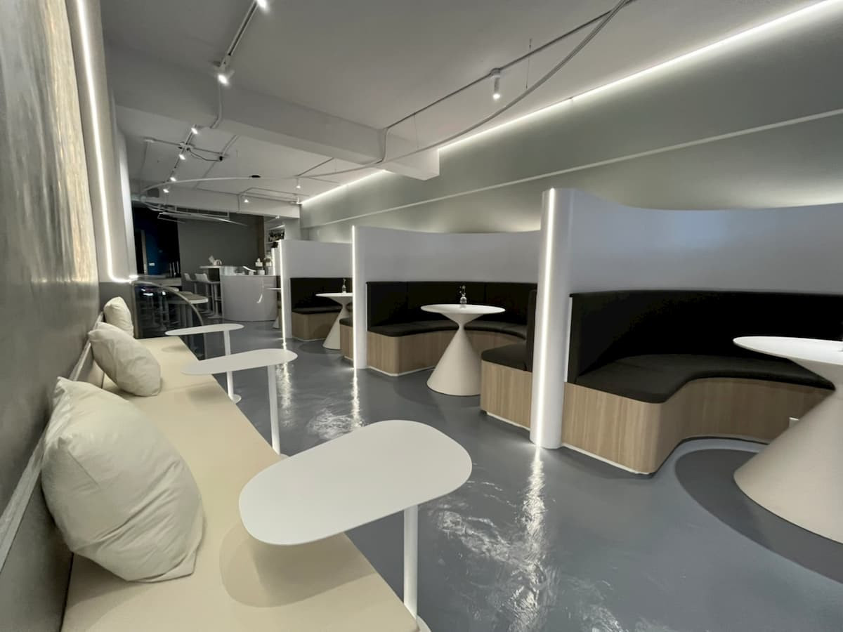 Wee_Cafe & Bar簡潔明亮空間，早晚不同營業模式，提供從早到晚的放鬆好去處。（圖／Wee_Cafe & Bar）