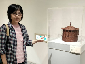 曾鳳珠竹藤工藝作品細緻玲瓏，處處可見巧思，作品「ㄌ一ㄢˊ」。圖／記者鄧富珍攝