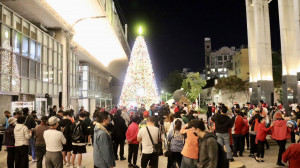 豐原火車站前廣場點亮10公尺高耶誕樹 ，現場洋溢溫馨氣氛。