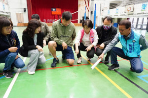 立委楊瓊瓔(右三)、市議員賴朝國(右一)爭取置換潭秀國中活動中心木地板整建工程1000萬元經費。