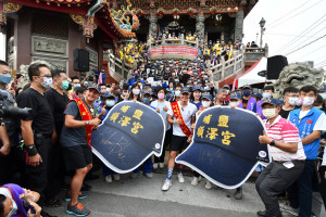 三鐵冠軍好手伊登訪問彰化，埔鹽順澤宮參拜還願。圖／彰化縣政府提供