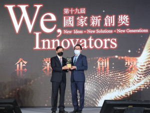 綠茵生技榮獲國家新創獎-企業新創獎 由生策會翁啟惠會長頒獎。